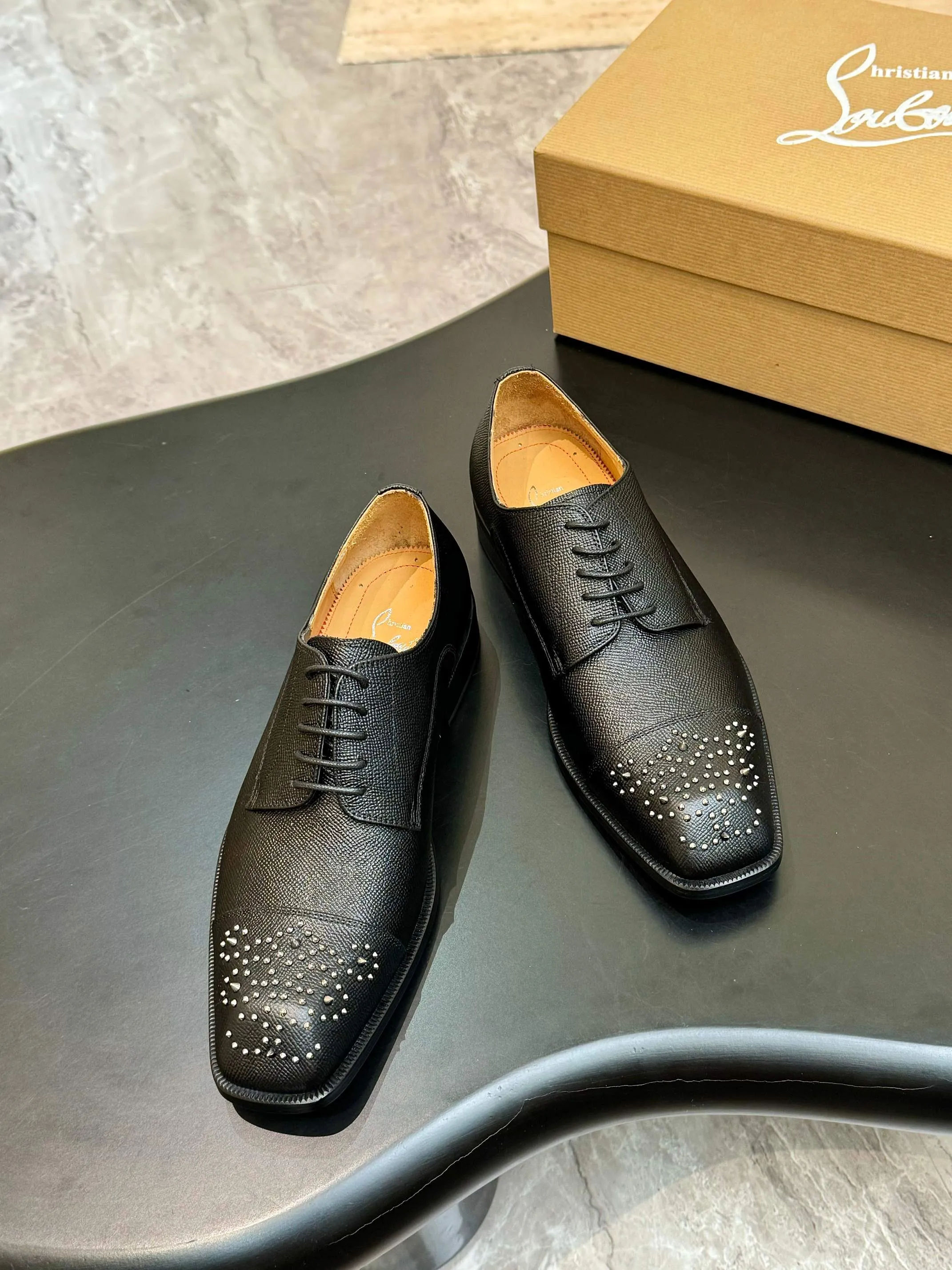 [CL red sole shoes] Top P: 1020💰 Size 39-44 (⚠️38.45.46.47 custom-made, non-returnable and non-exchangeable) 🆑High-end men's business formal leather shoes, original authentic top quality goods ••✅💯 Top original order purchasing agent! Original imported patterned cowhide ➕Imported cowhide lining ➕Cowhide feet ➕Original leather outsole~🉑️Feel free to compare the authentic ones!